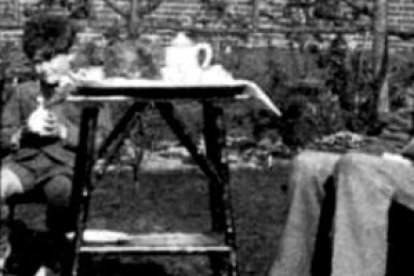 Tolkien, Edith y los niños, aún pequeños, toman el té en el patio... El Hobbit nació, en parte, como un cuento pensado para sus hijos