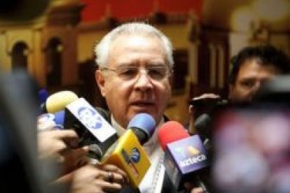 El cardenal Francisco Robles, arzobispo de Monterrey (México) modera uno de los círculos menores en español