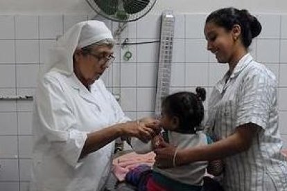 La hermana Reyes Callis atiende a un niño en Samalut - ha desarrollado su propio ungüento para quemaduras con muy buenos resultados