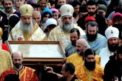 Bajo el cristal se exhibe la Túnica de la Virgen en la fiesta georgiana de Vlakernoba, cada 15 de julio -la foto es de la edición de 2012