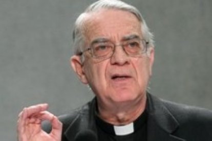 El padre Lombardi y participantes del Sínodo en rueda de prensa enumeran los temas tratados en cada jornada... sin explicar quién dice qué