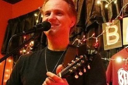 Will Wobbe en el Bella Café, donde la música y el ambiente acogedor ayudan a acercar a la presencia de María y Jesús
