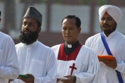 Cuatro capellanes militares del ejército indio -y un oficial- para tomar juramento en una base en Bangalore: el hindú, el musulmán, el cristiano y el sikh