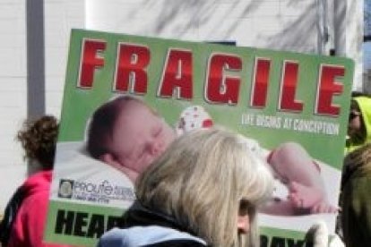 Una manifestante contra la multinacional del aborto Planned Parenthood