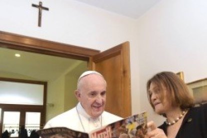 Francisco con la periodista que le muestra su reportaje sobre el viaje a Cuba