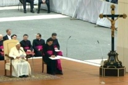 El Papa se dirige a los fieles en la Plaza de San Pedro cada miércoles si lo permite el clima
