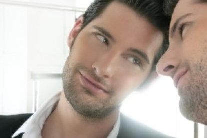 El narcisista tiene una opinión exageradamente elevada de si mismo y sus capacidades y no aguanta críticas... hace amigos rápido y pronto los pierde