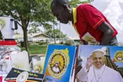 Todo tipo de objetos con los carteles y logotipos de la visita del Papa a Uganda y el santuario de los mártires ugandeses