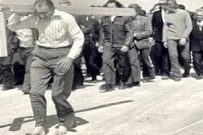 Resistencia católica en Lituania: el sacerdote Algirdas Mocius, descalzo, preside una procesión hasta la célebre Colina de las Cruces (ver abajo el vídeo).