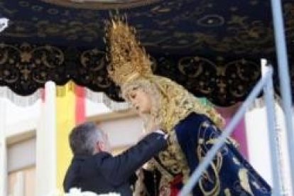 Momento en que se condecoró a María Santísima del Amor, imagen de una cofradía muy relacionada con la Policía Nacional