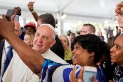 Francisco se hizo selfies con usuarios del servicio de comidas a necesitados de la parroquia Saint Patrick