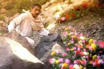 Fotograma del documental que recrea el momento en que San Juan Diego encuentra las rosas indicadas por la Virgen, señal de su poder