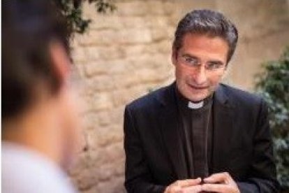 Krzysztof Charamsa, al estar suspendido de sus funciones sacerdotales, ya no podrá vestir de clérigo para escenificar su discurso ante la prensa