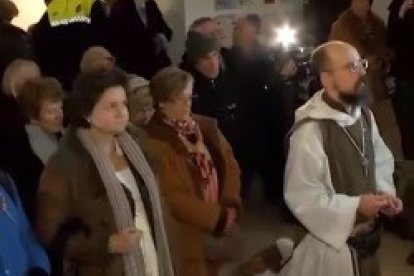 Un centenar de personas dedicó los primeros minutos de la exposición blasfema a orar el rosario en ella