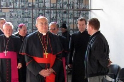 El cardenal Sandri visita en 2010 la cárcel-memorial de Sighet, con fotos de los represaliados y la frase Conoceréis la Verdad y la Verdad os hará Libres