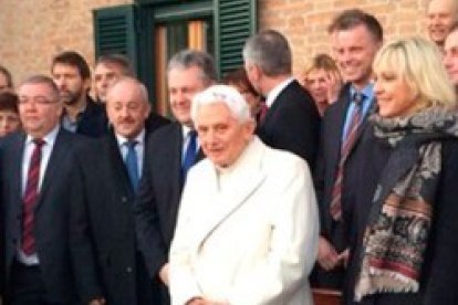 Benedicto XVI se ha fotografiado en la Navidad de 2015 con una delegación de Baviera, su tierra