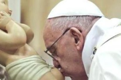 El Papa Francisco propone vivir con sobriedad, como el Niño Dios, aunque la sociedad incite al lujo y el narcisismo