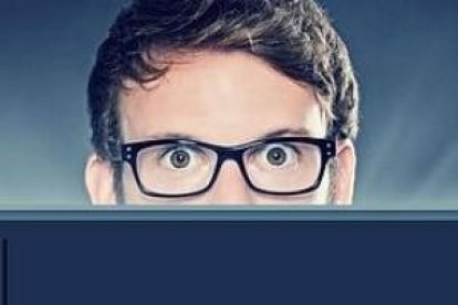 Un hombre delante de un ordenador