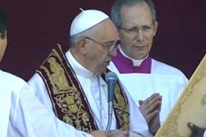 Momento en que el Papa recita en latín la bendición Urbi et Orbi para los asistentes a la Plaza de San Pedro y quienes lo siguen por los medios de comunicación
