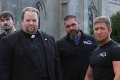 Con alzacuellos, aunque no es católico, James Long, junto con unos fornidos cazafantasmas del canal Destination America, ante la casa de los hechos