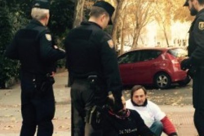 Como cada año, la Policía se llevó al doctor Poveda, aunque en esta ocasión a un centro distinto, para detenidos más peligrosos