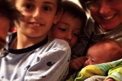 Michele, recién nacido, y su familia: el momento más feliz.