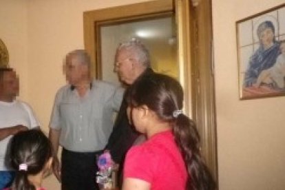 El obispo de León visita a las familias sirias alojadas por la diócesis y Accem