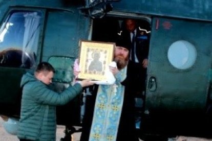 La Virgen de las 7 Flechas a punto de iniciar su vuelo de bendición en helicóptero sobre la capital de Crimea.