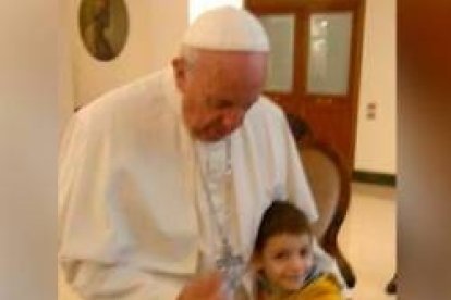 El Papa Francisco con el pequeño Ignazio Fucci, de 7 años, con una enfermedad única en Italia