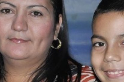 Eneika Castro junto a su hijo Juan Pablo - los médicos pensaban que ella moriría, pero la Virgen la acompañó y la salvó