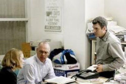 Una escena de Spotlight - cuatro periodistas durante un año, cobrando su sueldo solo para investigar un tema... eso ya no se hace en prensa