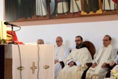 La suplicante pide a la Virgen del Milagro, ante el icono que lloró, que interceda por el pueblo de Cocentaina