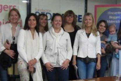 Una veintena de madres blogueras, iconos en la red, participaron en el Encuentro Bloggers Maternidad de RedMadre para dar a conocer la situación de madres vulnerables