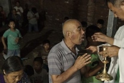 Misa en una comunidad rural católica no oficial - hay regiones con más libertad, pero en otras el Estado acosa firmemente al clero, con detenciones y prisión