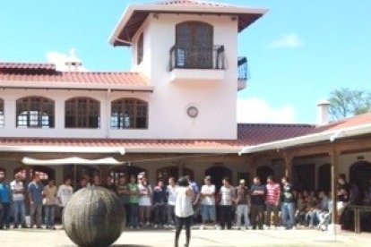 El sacerdote Elí de los Ángeles Quirós López realiza visitas pastorales a la Comunidad Encuentro de San Vito (Costa Rica). Aquí se ha encontrado muchas historias.