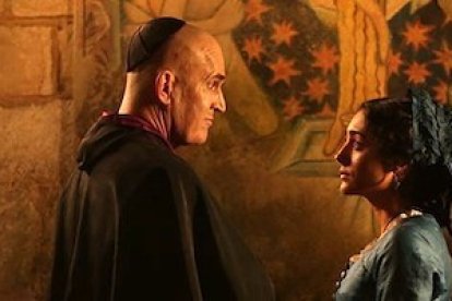 Hugh Hudson presenta a Rupert Everett tal como la iconografía anticatólica más sectaria se imagina a Torquemada.