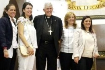 El arzobispo Braulio, de Toledo, con las impulsoras de la red provida Proyecto Mater