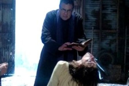 En la película El Exorcismo de Emily Rose un psiquiatra acompaña al sacerdote exorcista en su tratamiento a la chica afectada