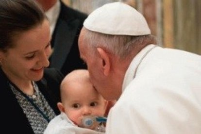 El Papa Francisco besa un bebé - pide a médicos y activistas provida usar la ciencia, la Palabra de Dios y la proximidad humana