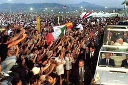 En el año 2000, San Juan Pablo II ya daba muestras de decadencia fisica, pero no en su poder de convocatoria ni en su influencia pública.