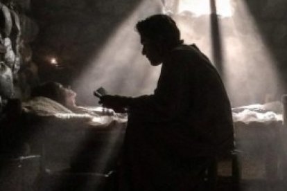 Pedro vela a María en sus horas finales, cuando descansa en su lecho... pero ella guarda en su corazón las inquietudes de él