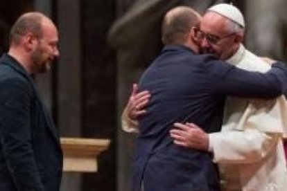 El Papa abraza a los gemelos Frattemico - tenían dinero, buscaban placeres... su dolor venía del sinsentido de vivir sin Dios