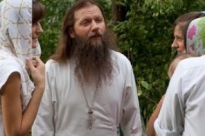 Un sacerdote ortodoxo habla con unos catecúmenos novatos en Rusia... se ha bautizado mucho dando poca o nula formación