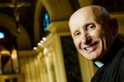 Larry Blake ha sido pastor luterano 15 años, sacerdote católico otros tantos, capellán de bases militares... y ahora de universidad