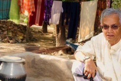 Ramanathan junto a una primitiva cocina de fuego, las que más contaminan por causar nubes de hollín