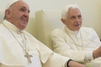 El Papa Francisco en una de sus frecuentes visitas a su predecesor Benedicto XVI