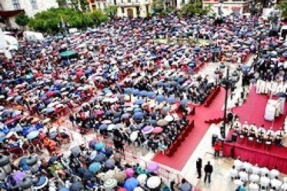 Miles de personas asistieron a la misa bajo la lluvia.
