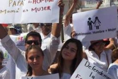 En apenas 3 semanas se organizó una red de manifestaciones profamilia en todo el país... el PRI ha pagado un precio