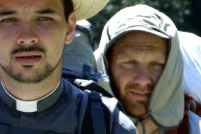 El padre Sergio y, tras él, los otros peregrinos de Footprints, una película que recorre el hermoso Camino del Norte hacia Compostela