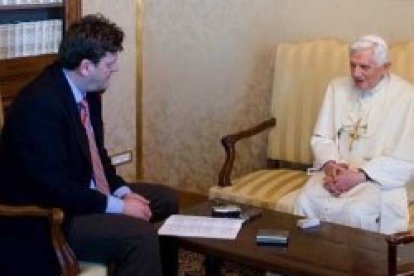 Benedicto XVI, aún antes de su renuncia, habla con su entrevistador, Peter Seewald